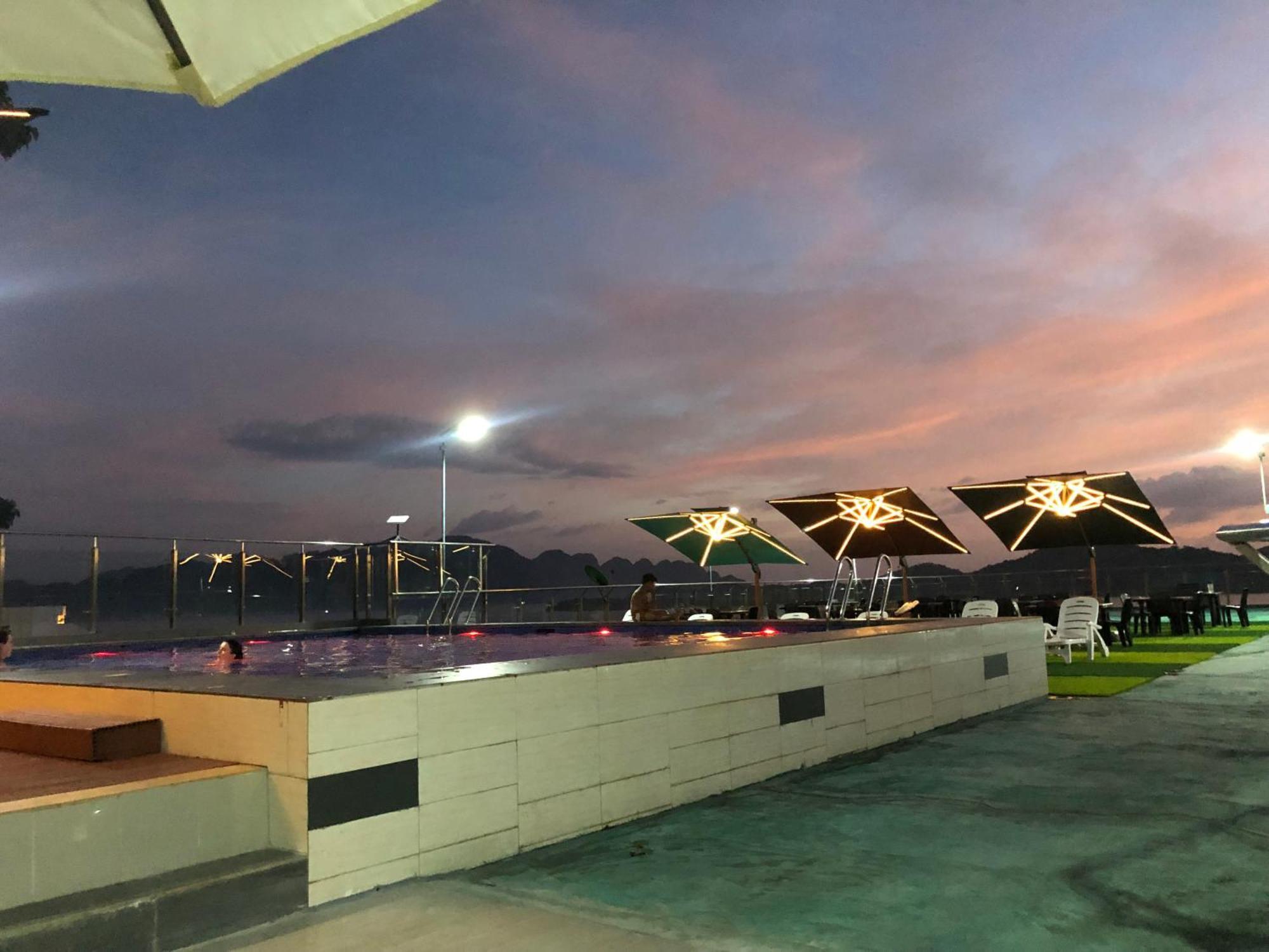 Sky Garden Hotel โกรอน ภายนอก รูปภาพ