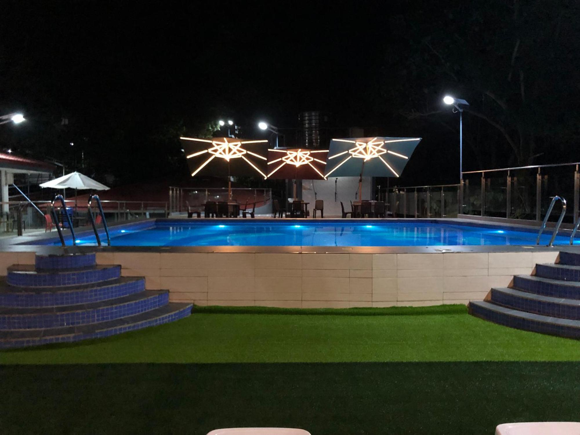 Sky Garden Hotel โกรอน ภายนอก รูปภาพ